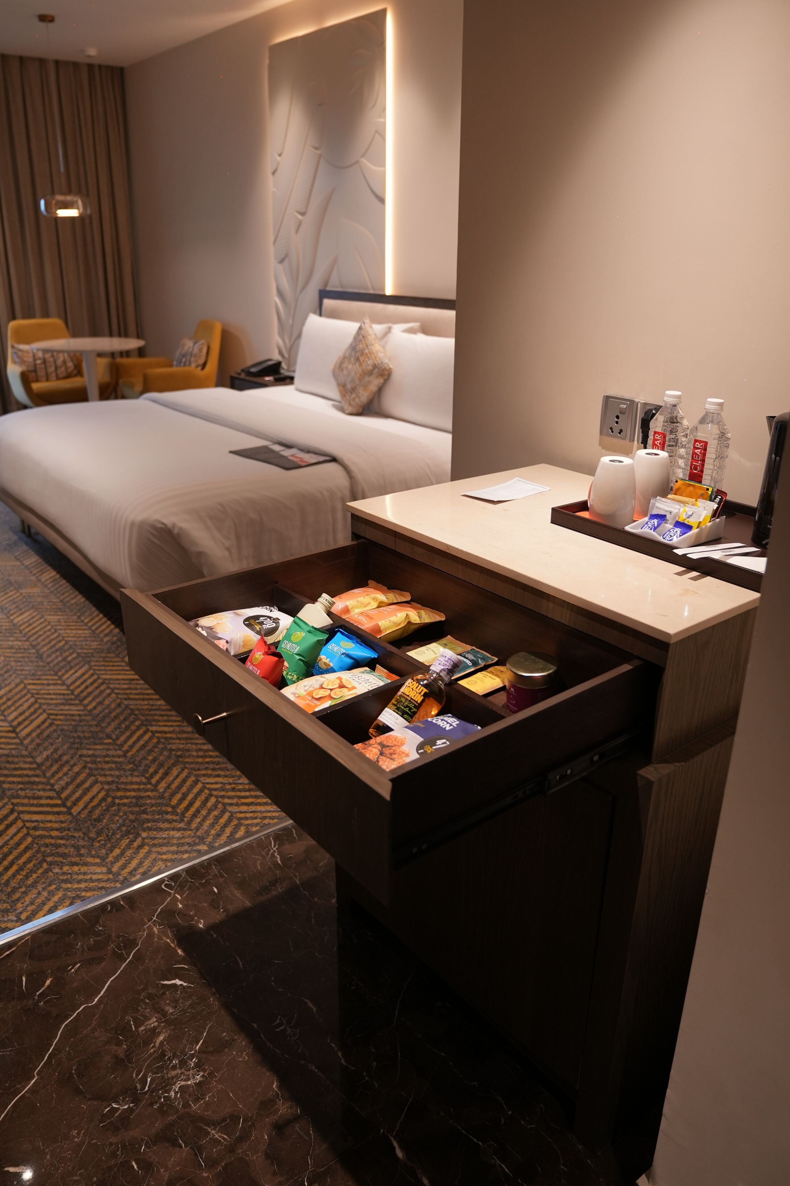 Minibar, Zimmersafe, Schreibtisch, laptopgeeigneter Arbeitsplatz