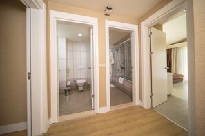 Room Pool View Lakeside | Salle de bain | Ensemble douche/baignoire, baignoire relaxante profonde