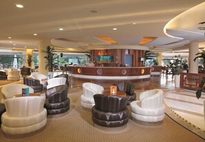 13 barer/lounger, 3 bassengbarer og strandbar