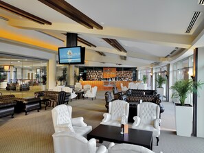 13 bars/lounges, 3 poolside bars, beach bar