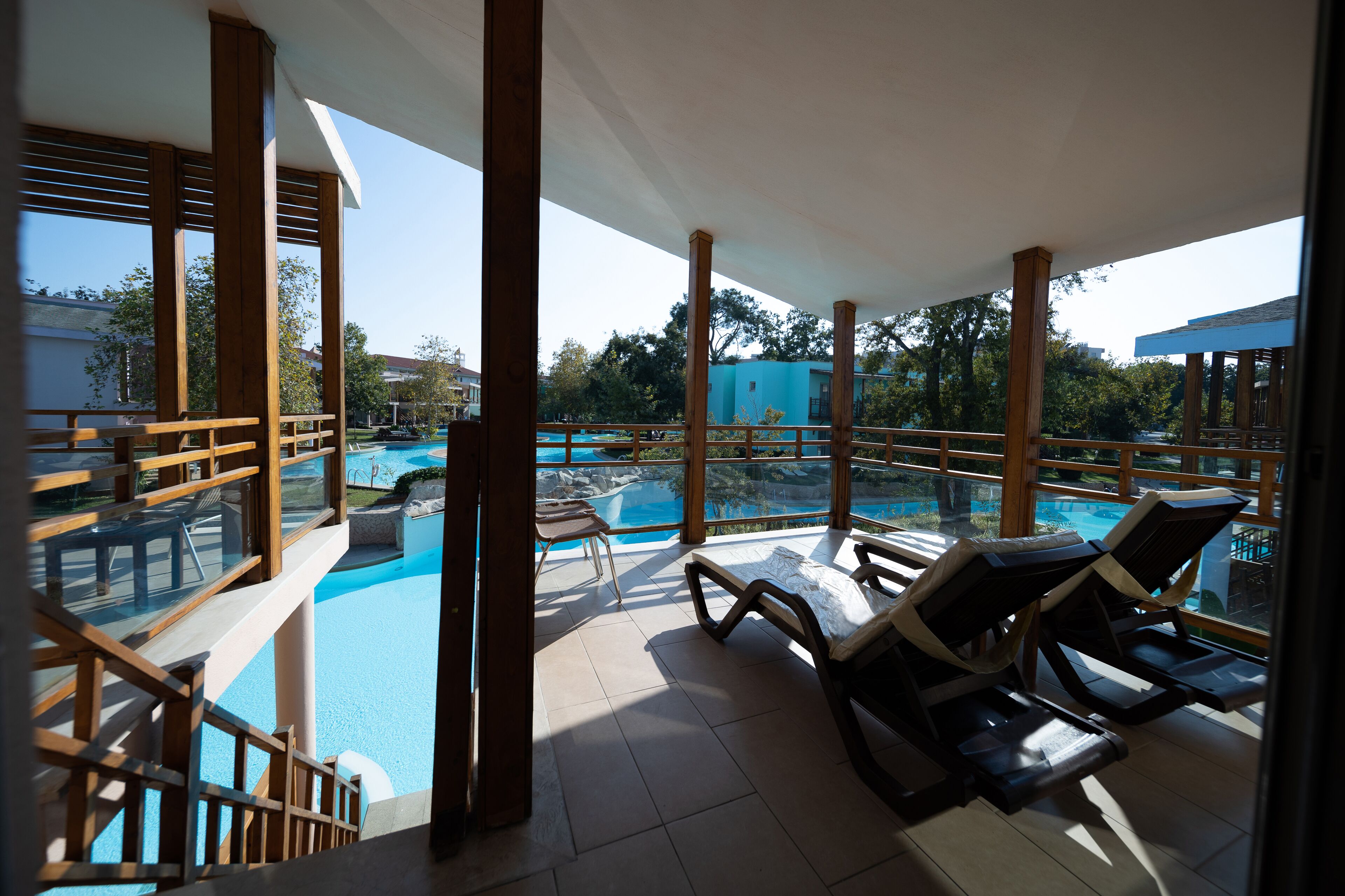 Un espace aménagé au bord de la piscine, avec des chaises longues et une vue sur la piscine.
