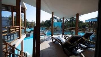 Un espace aménagé au bord de la piscine, avec des chaises longues et une vue sur la piscine.