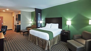 Een kluis op de kamer, een bureau, een strijkplank/strijkijzer