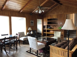 Deluxe Room, Multiple Beds | Living area