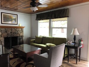 Living area - Bay Meadows Resort (Big Bear Lake)