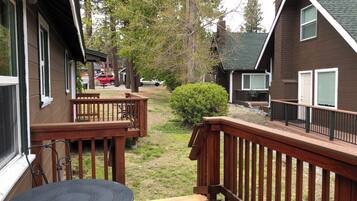 Habitación superior, 1 cama Queen size y sofá cama, cocina, vista a la alberca | Terraza o patio