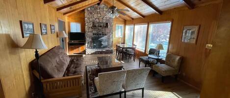 Chambre Deluxe, plusieurs lits | Coin séjour