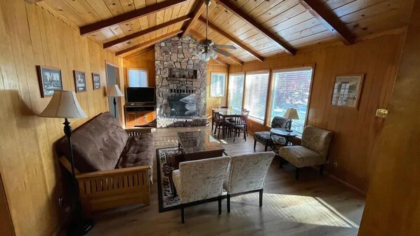 Rom – deluxe, flere senger | Oppholdsområde | En 42-tommers Flatskjerm-TV med Parabol-TV samt TV