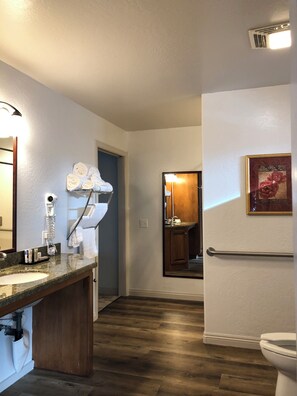Shower, free toiletries, hair dryer, towels - Bay Meadows Resort (Big Bear Lake)