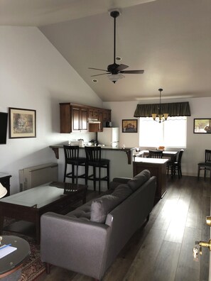 Deluxe Room, Kitchen | Ruang tamu | 42 inci televisyen skrin rata dengan satelit, TV 