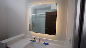 Combined shower/tub, free toiletries, hair dryer, towels