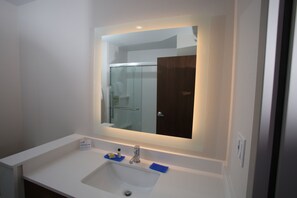 Combined shower/bathtub, free toiletries, hair dryer, towels - Holiday Inn Lincoln Southwest by IHG (Lincoln)