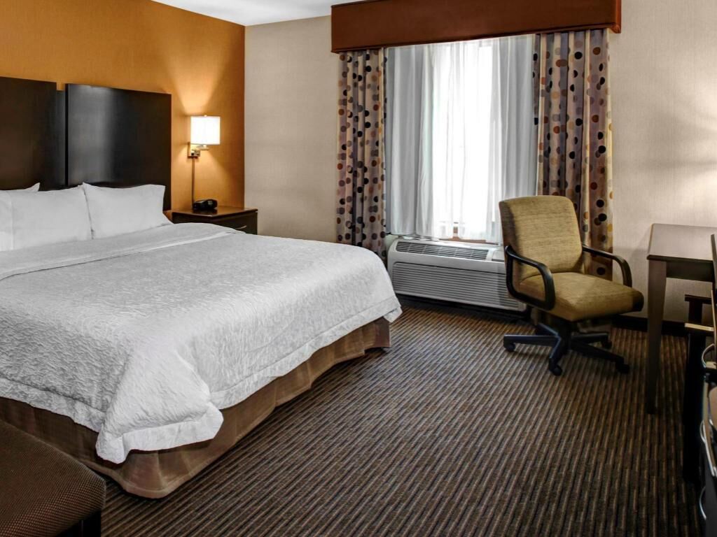 Premium bedding, in-room safe, blackout drapes, soundproofing