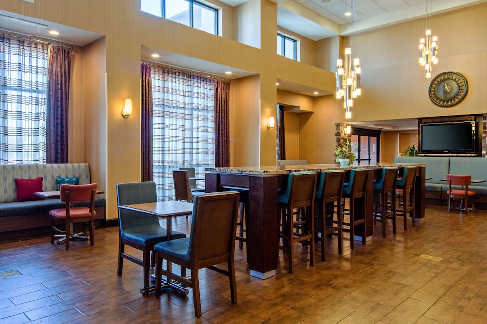 Hampton Inn & Suites Bakersfield/Hwy 58, CA