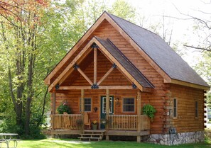 Tabla de planchar con plancha, cunas, camas extra y ropa de cama