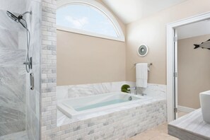 Luxury Condo, 3 Bedrooms, Sea View, Beachfront | Deep soaking bathtub