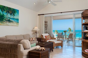 Condo superluxo, 3 quartos, vista para o mar, de frente para a praia | Sala de estar | TV de tela plana 32 polegadas com canais a cabo, TV, DVD player