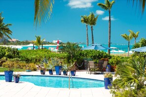 Piscine extérieure, parasols de plage, chaises longues
