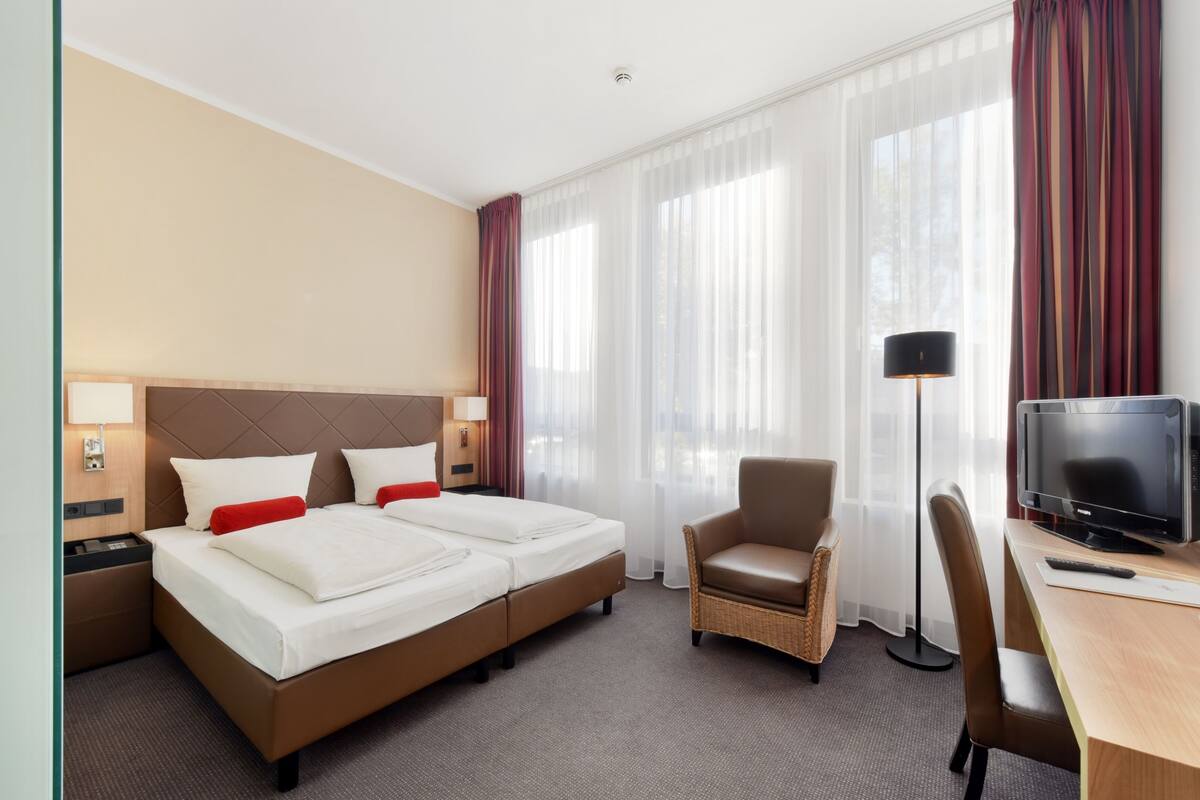Desk, soundproofing, free WiFi, bed sheets