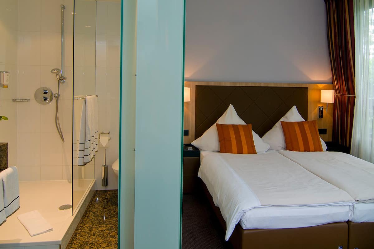 Business Twin Room | In-room safe, desk, soundproofing, free WiFi