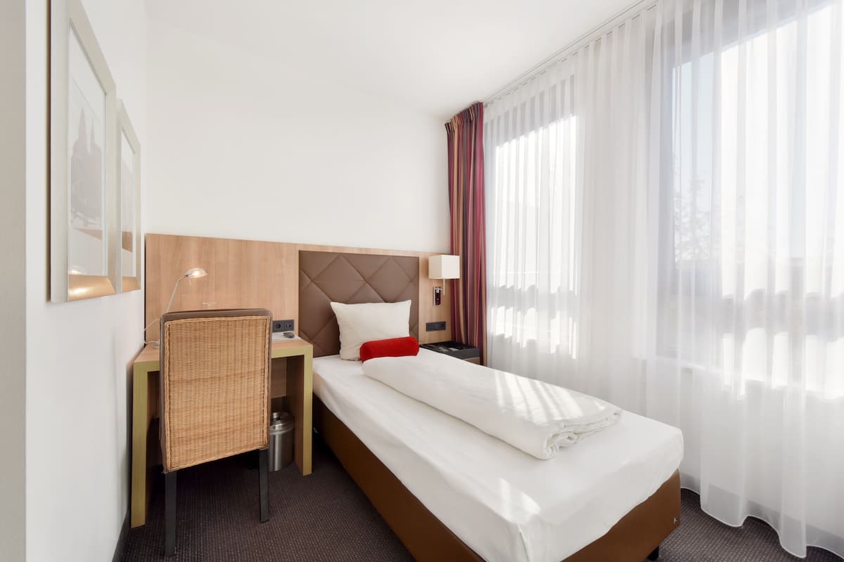 Desk, soundproofing, free WiFi, bed sheets