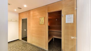 Ein Zimmer mit einer Holzwand, einer Bank und einer Tür mit einem Schild.