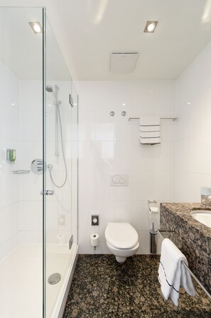 Business Single Room | Bathroom | Shower, eco-friendly toiletries, hair dryer, bathrobes - ACHAT Hotel München Süd (Munich)