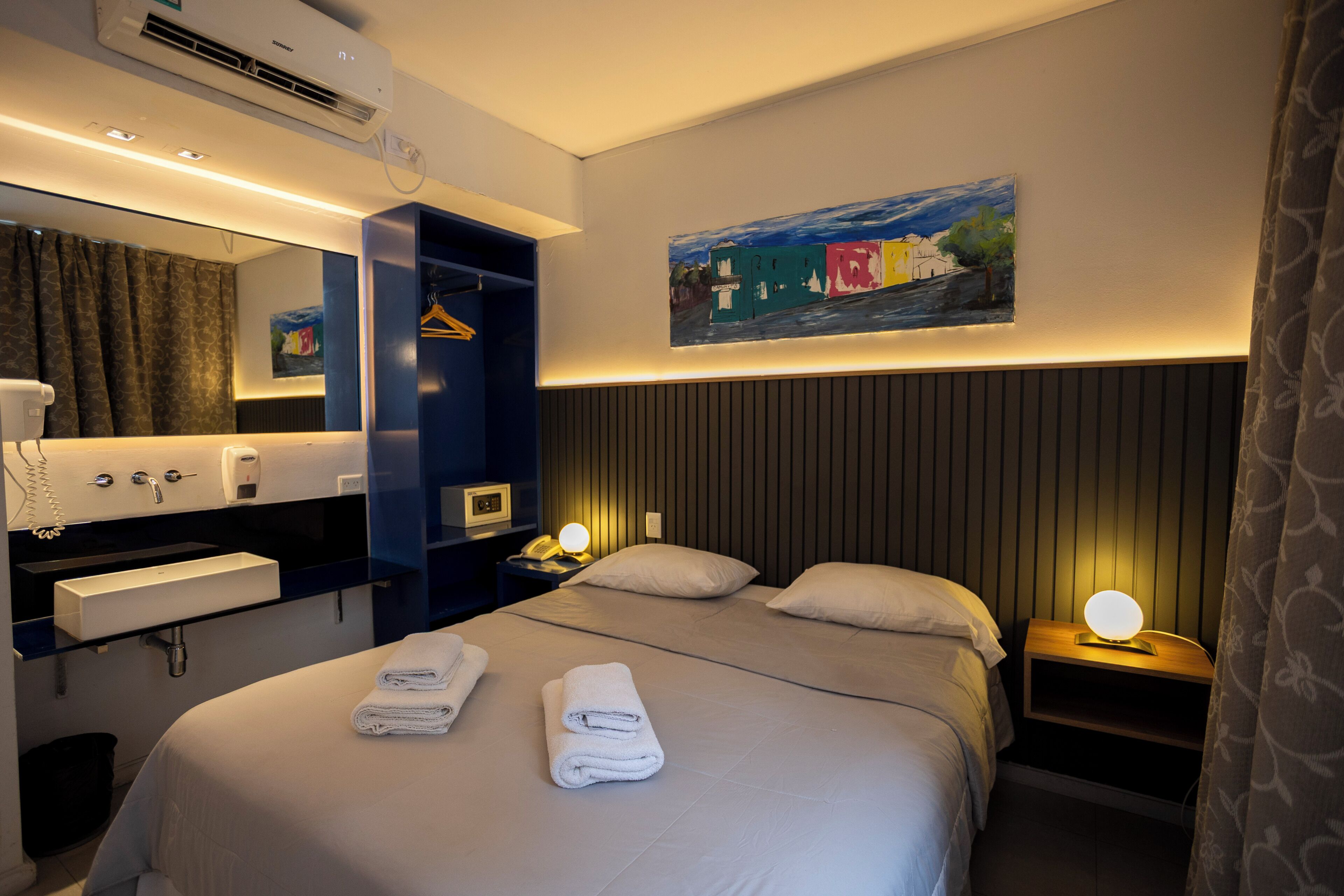 Colchones con pillow-top, cortinas blackout y sistema de insonorización 