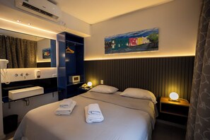 コンフォート ダブルルーム | ピロートップベッド、遮光カーテン、防音設備、WiFi (無料)