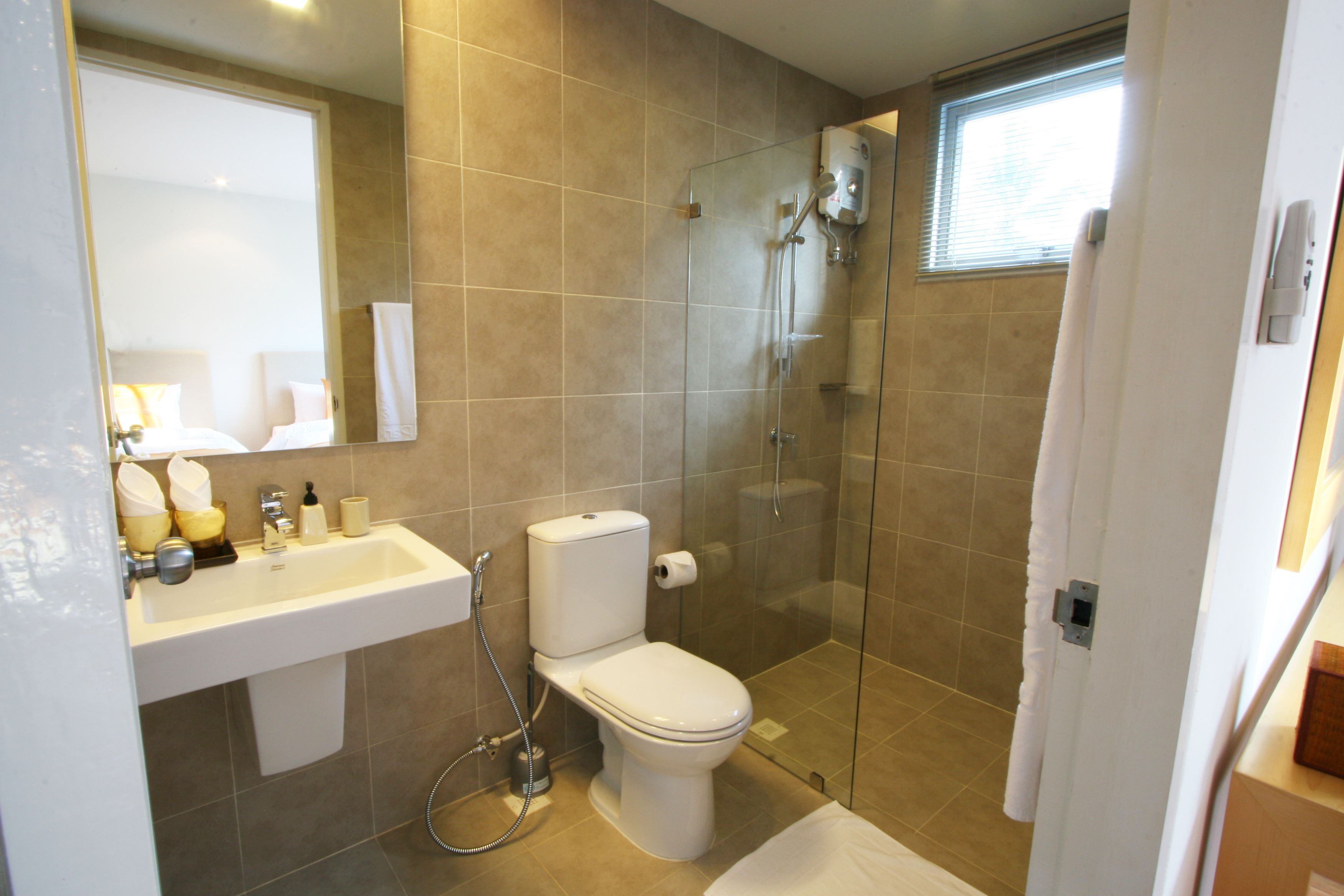separate bathtub and shower, hair dryer, towels