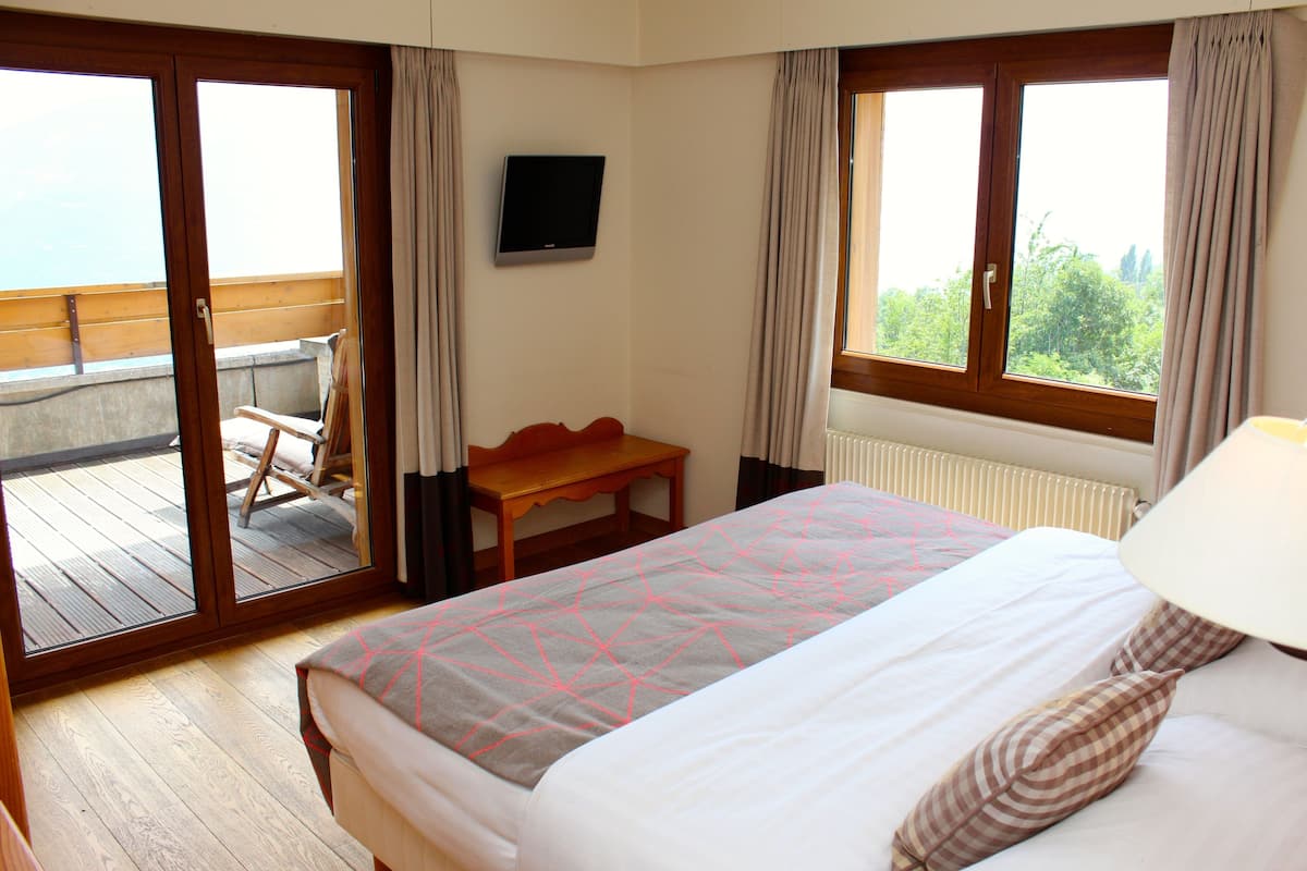 In-room safe, desk, cots/infant beds, free WiFi