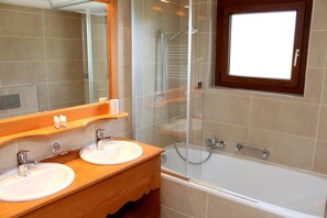 Familie suite, terras, uitzicht op bergen | Badkamer | Gratis toiletartikelen, een haardroger, handdoeken