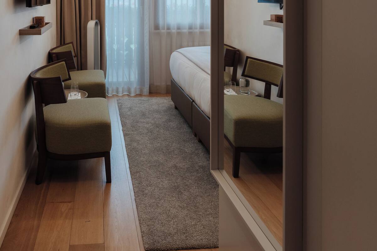 In-room safe, desk, cots/infant beds, free WiFi