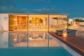 Bar junto a la piscina