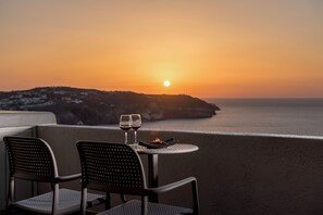 In-room safe, soundproofing, free WiFi, bed sheets - Caldera's Dolphin Suites (Santorini)