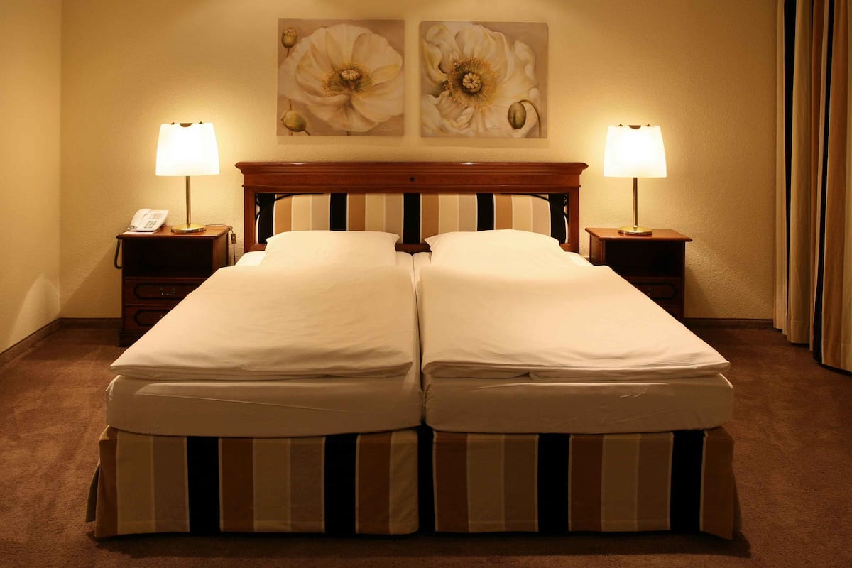 Hypo-allergenic bedding, in-room safe, desk, soundproofing