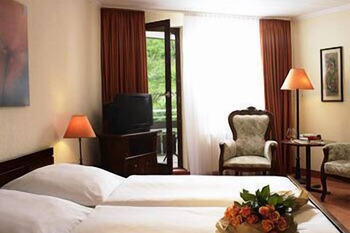 Comfort Double Room, 1 Bedroom | Hypo-allergenic bedding, in-room safe, desk, soundproofing