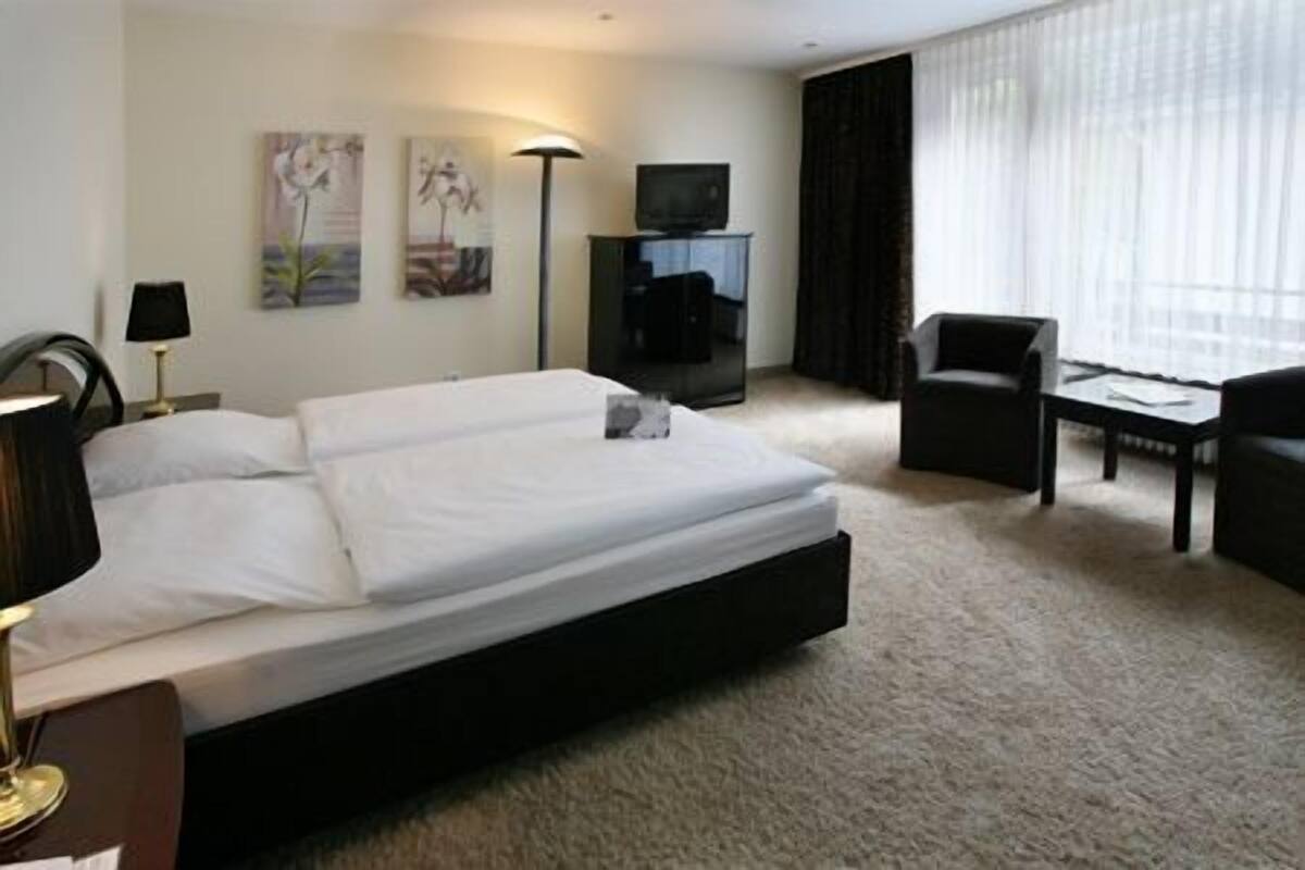 Hypo-allergenic bedding, in-room safe, desk, soundproofing