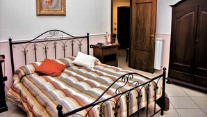 1 bedroom, down comforters, WiFi (free), bed sheets - Le Pleiadi (Pompei)