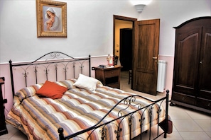 1 quarto, edredons de pluma, Wi-Fi de cortesia, roupa de cama