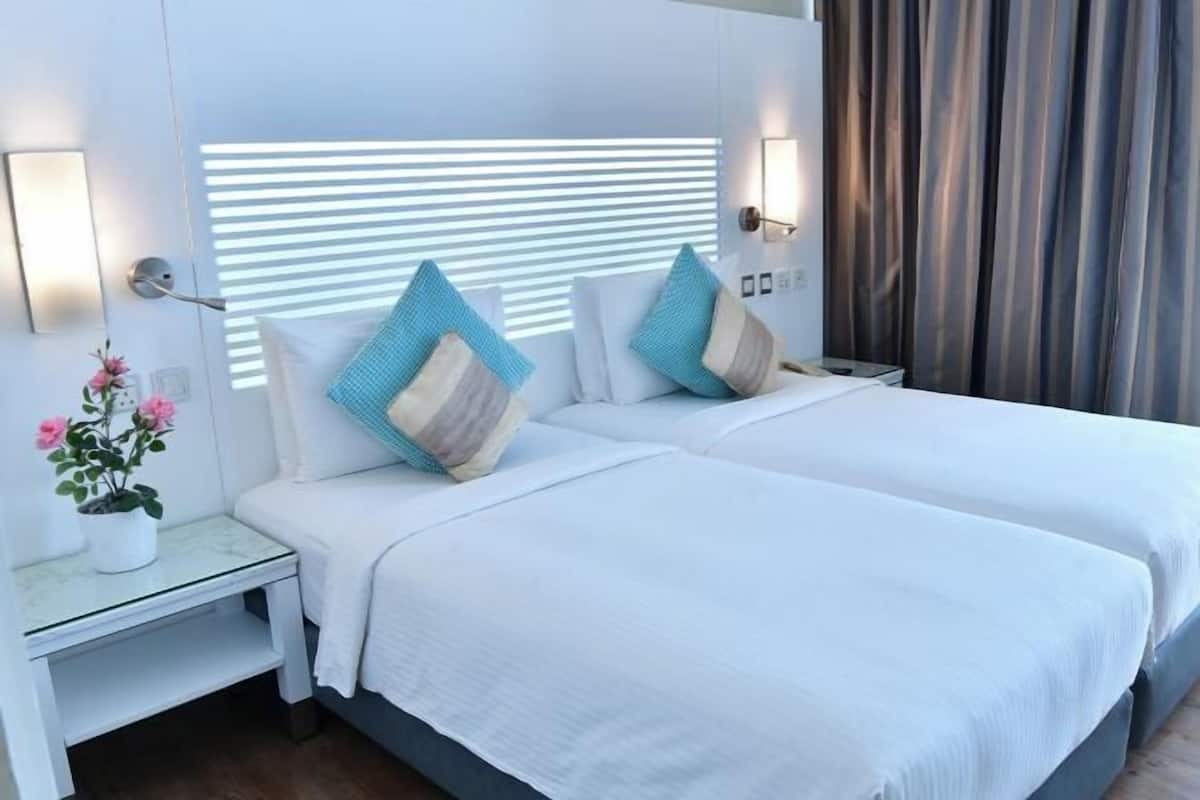 2 bedrooms, desk, blackout curtains, free cots/infant beds