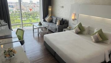 Escritorio, cortinas blackout, cunas gratuitas y ropa de cama