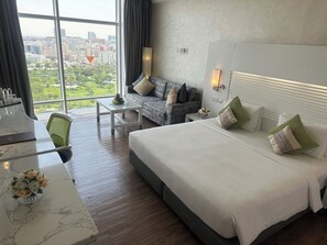 Escritorio, cortinas blackout, cunas gratuitas y ropa de cama 