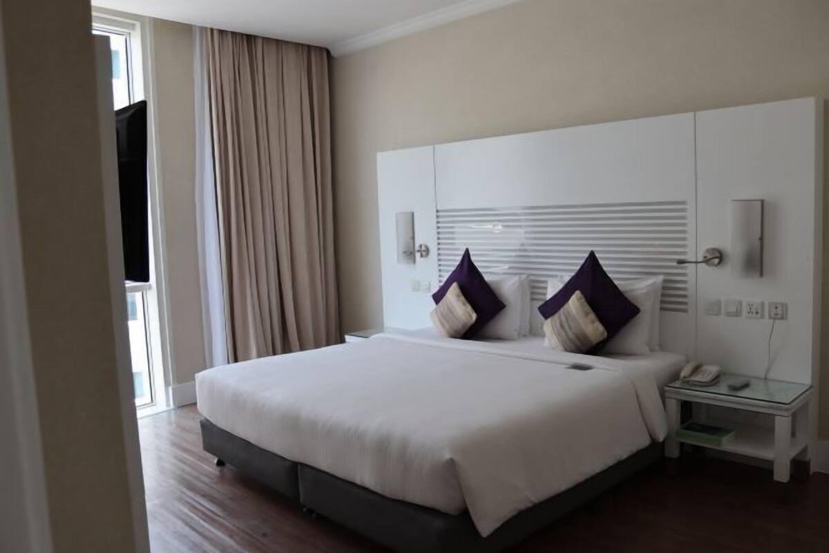 Desk, blackout curtains, free cots/infant beds, bed sheets