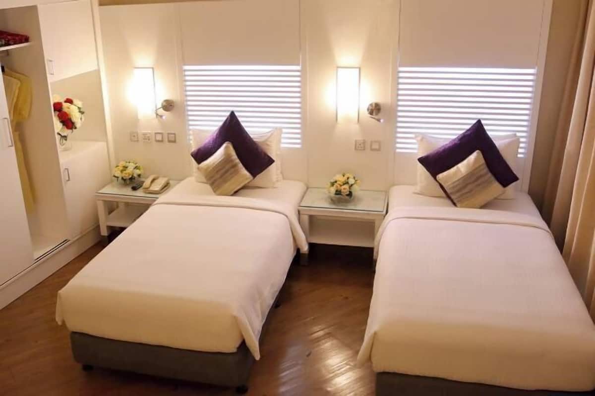 2 bedrooms, desk, blackout curtains, free cots/infant beds