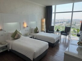 办公桌、遮光窗帘、免费婴儿床、床单