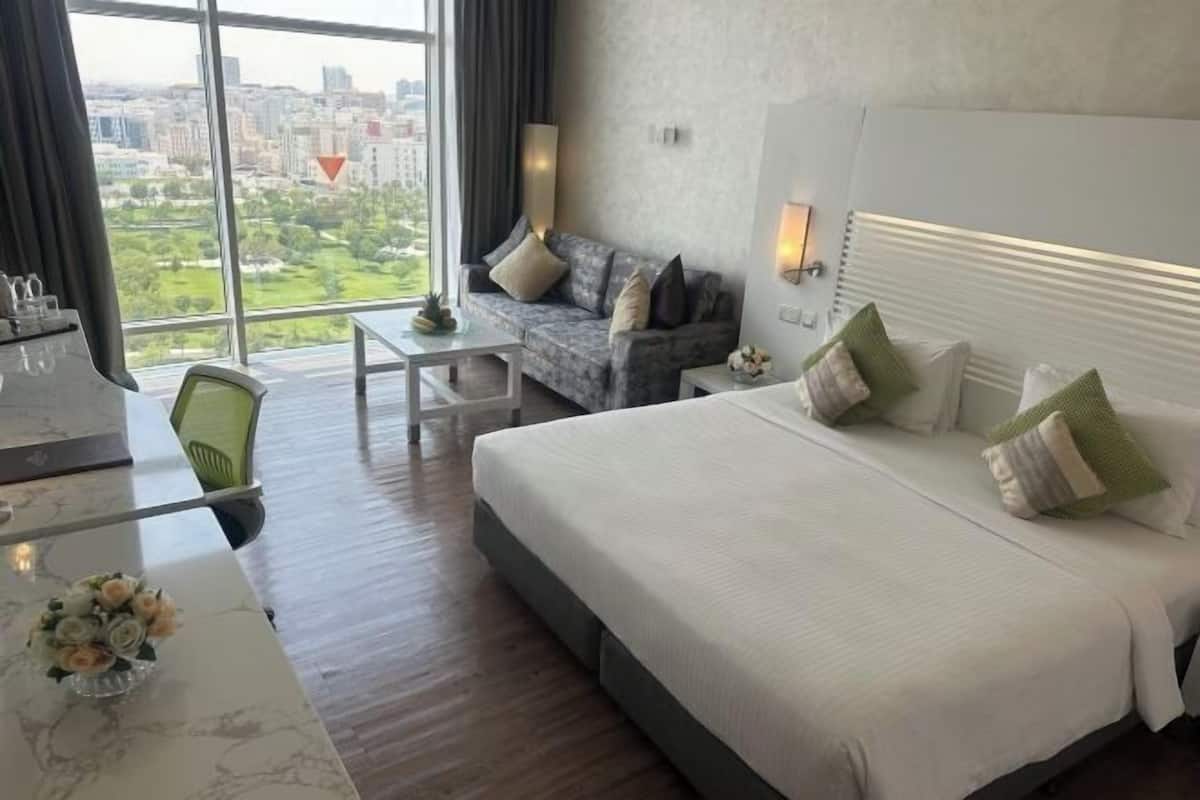 2 bedrooms, desk, blackout curtains, free cots/infant beds
