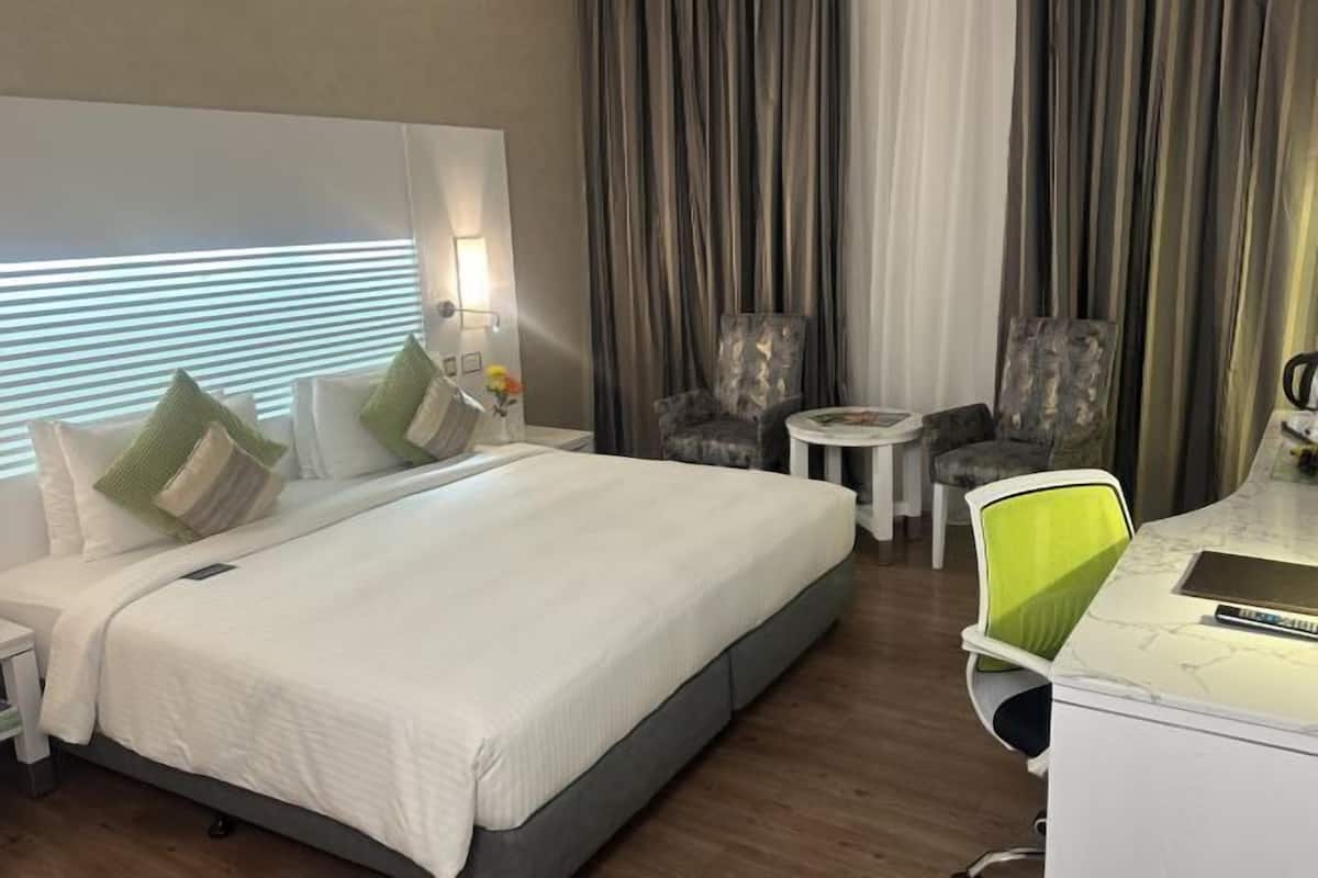 2 bedrooms, desk, blackout curtains, free cots/infant beds