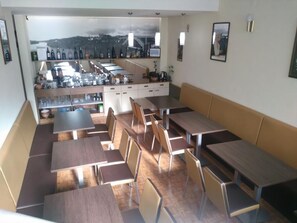 Se ofrece un desayuno bufé (10 EUR por persona)