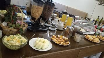 Se ofrece un desayuno bufé todos los días (por un coste adicional)